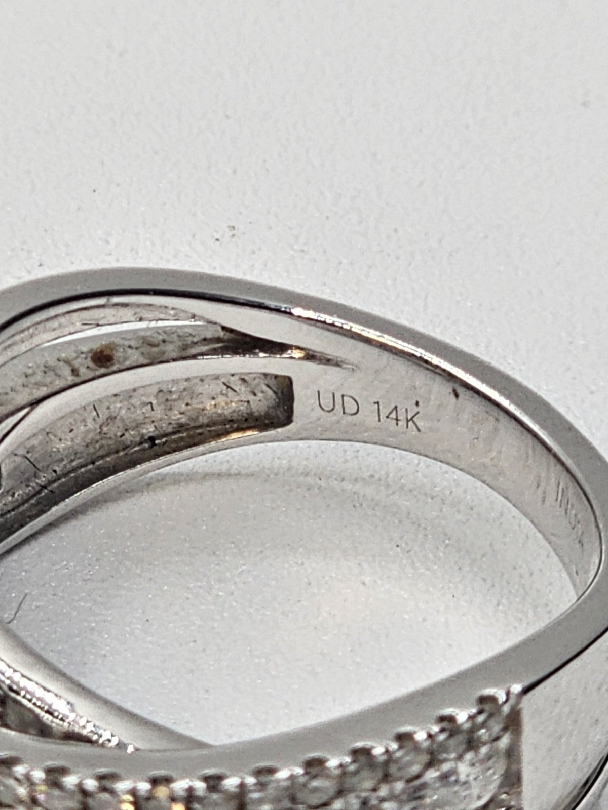14k White Gold Diamond? Clear Stones Crossover Ring Size 5 Band 4.9 Grams