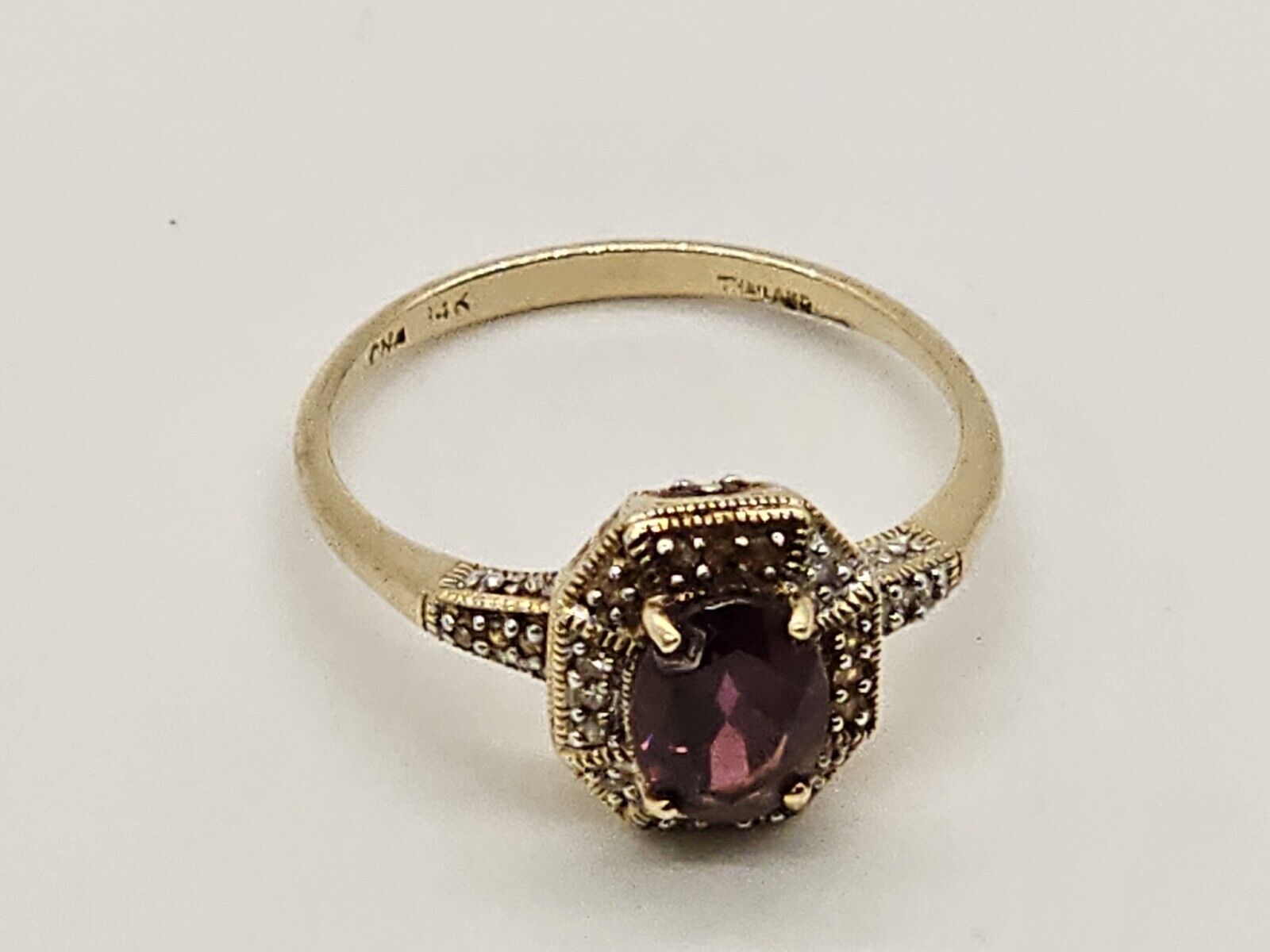 14k Yellow Gold Ring Size 10 W Dark Red Main Stone & Small Clear Stones  3.9 G