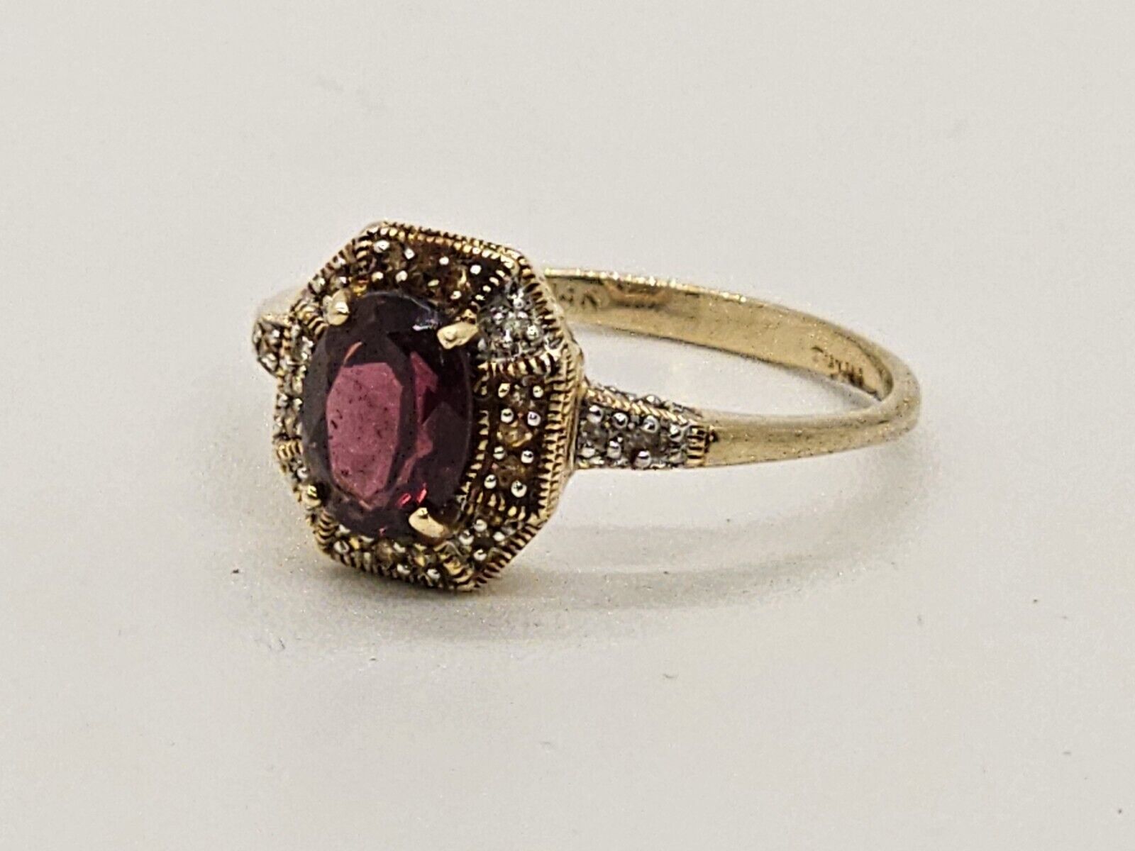 14k Yellow Gold Ring Size 10 W Dark Red Main Stone & Small Clear Stones  3.9 G