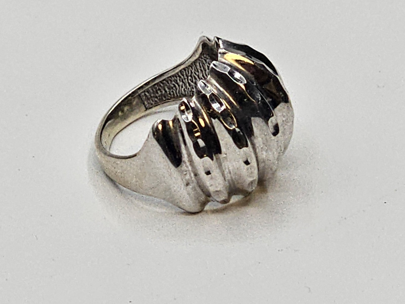 14k White Gold Ribbed Dome Ring 5 Grams Size 5 - 5.25 No Stones Makers Mark