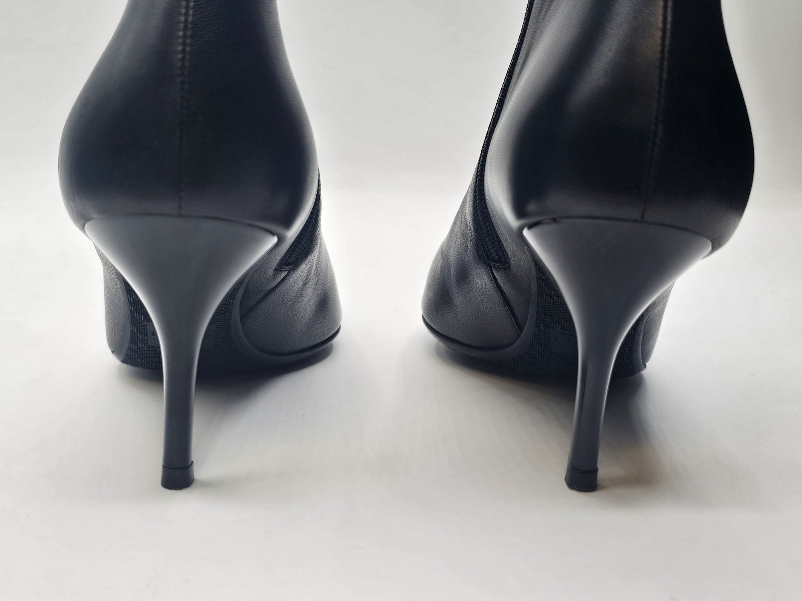 Gucci 246688 Black Leather Zip Up Ankle Boots Size 36.5 Used
