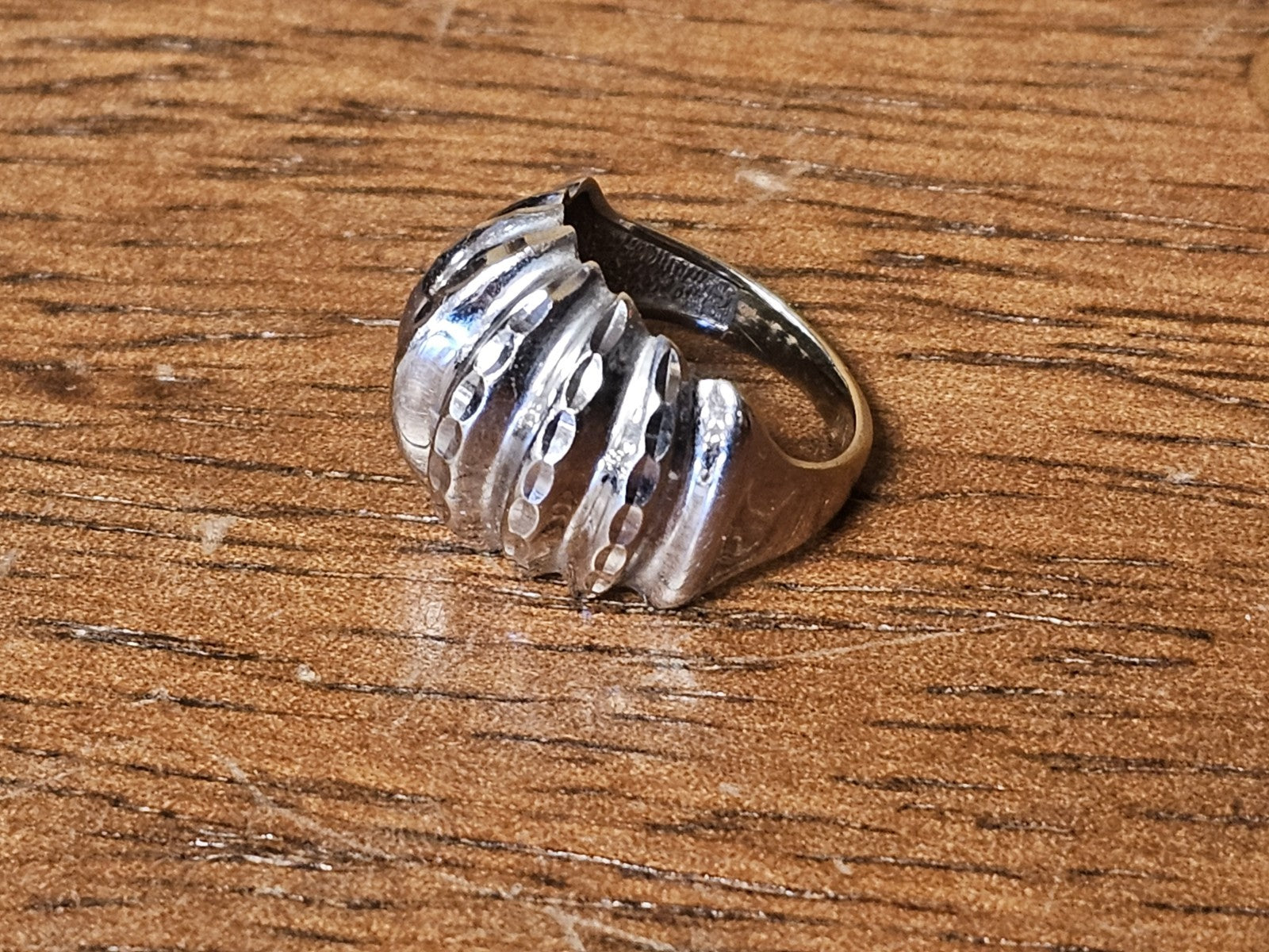 14k White Gold Ribbed Dome Ring 5 Grams Size 5 - 5.25 No Stones Makers Mark