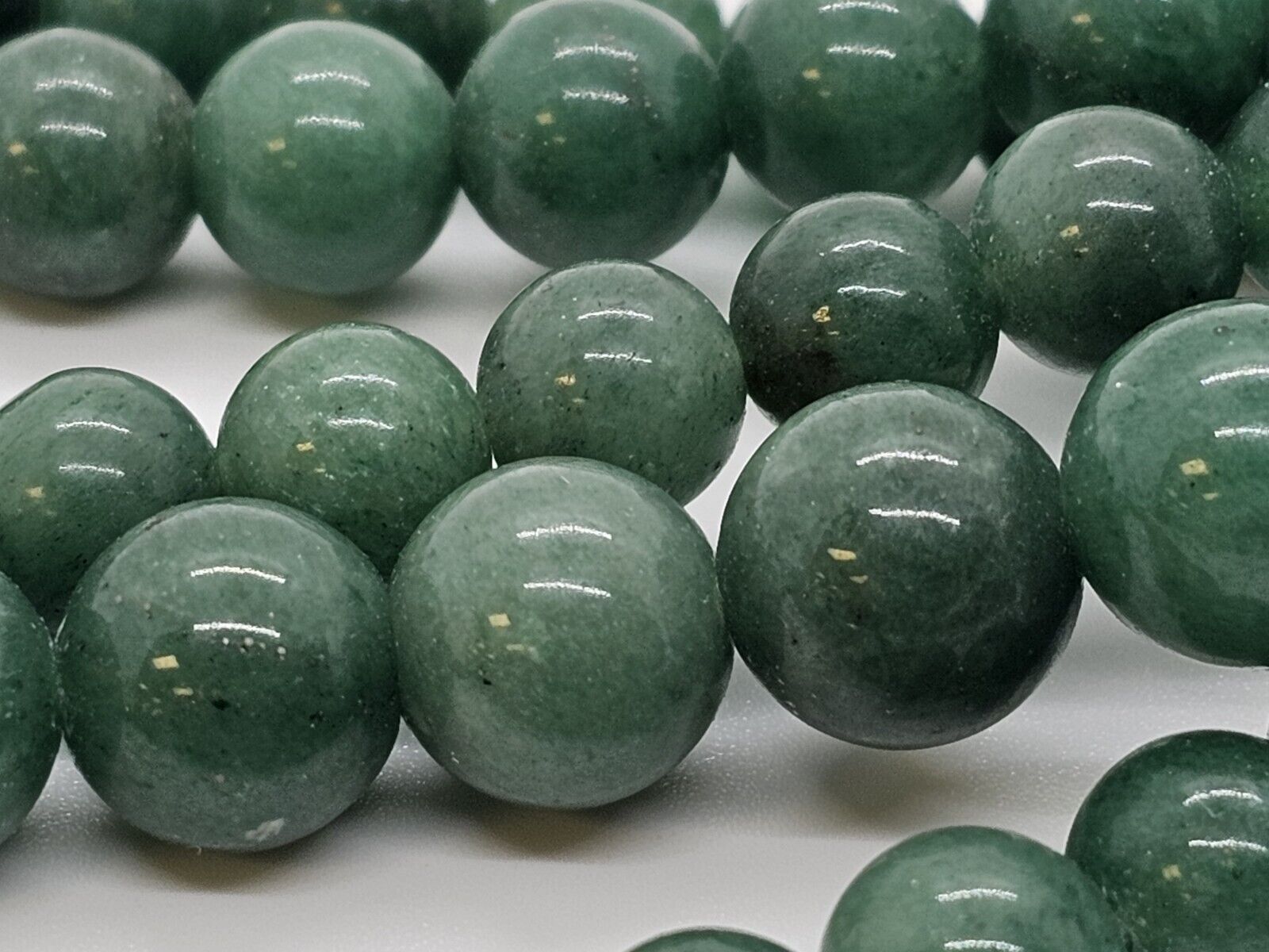 Beautiful Chinese Vintage Green Jade Bead Necklace 25 Inches Silver Screw Clasp