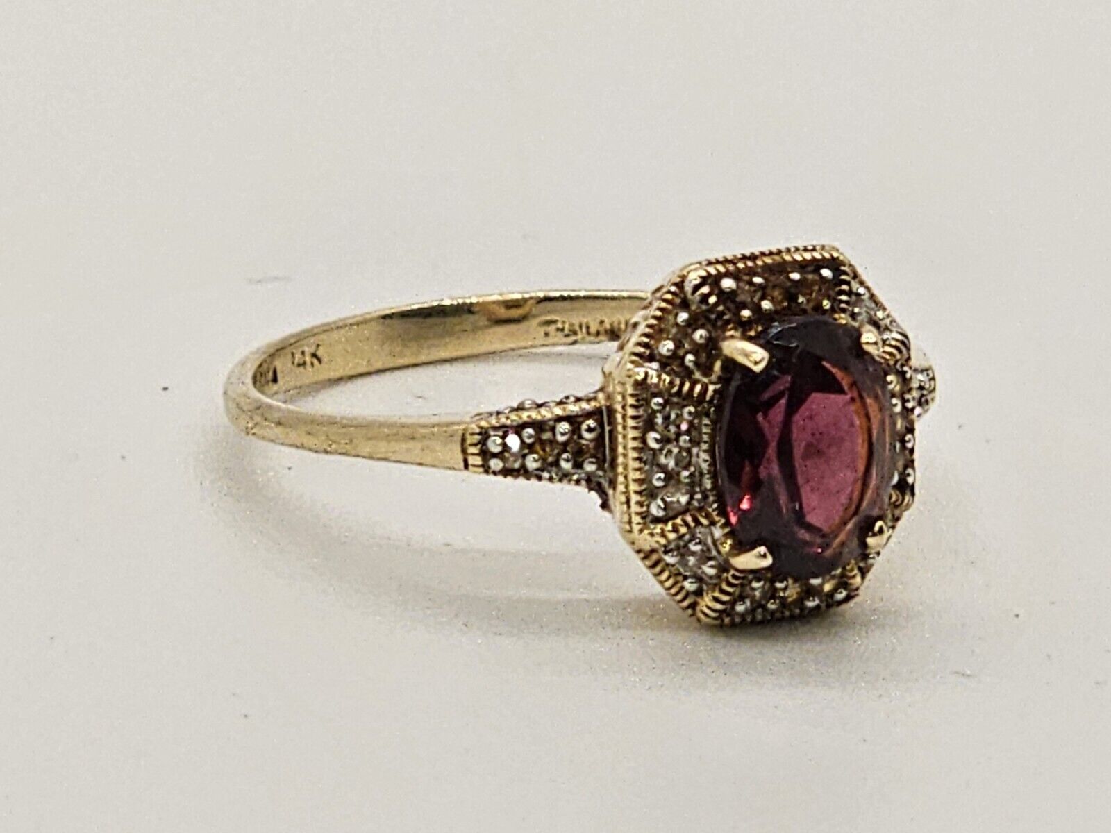 14k Yellow Gold Ring Size 10 W Dark Red Main Stone & Small Clear Stones  3.9 G