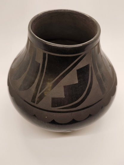 Cynthia Starflower San Ildefonso Pueblo Pottery Blackware Pottery Vase 7 In Tall