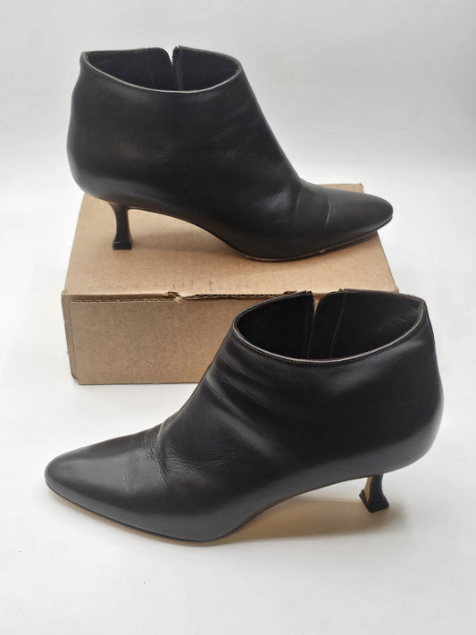 Manolo Blahnik Maleeba Brown Leather Pointed Toe Ankle Boots Size 36 Used