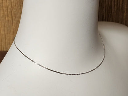 750 18K White Gold Choker 15.5 Inch Necklace 2.2 Grams