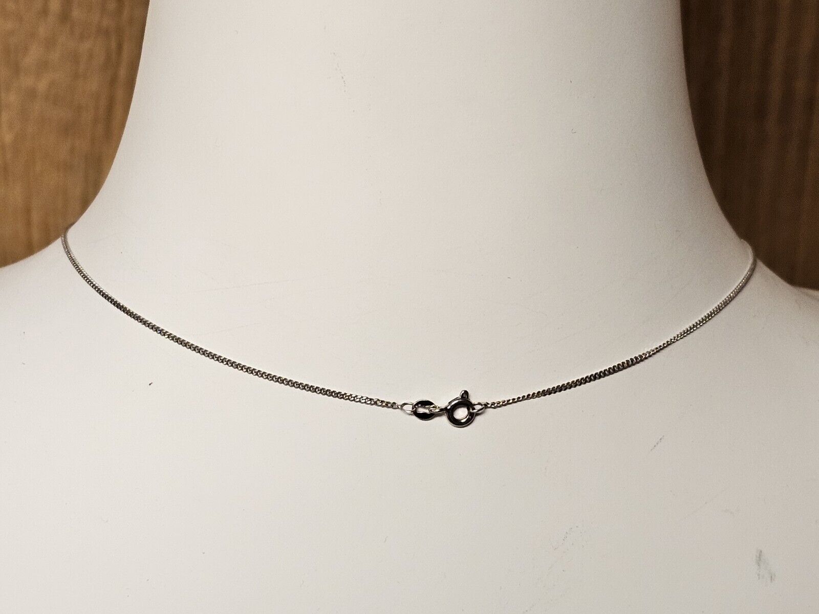 750 18K White Gold Choker 15.5 Inch Necklace 2.2 Grams