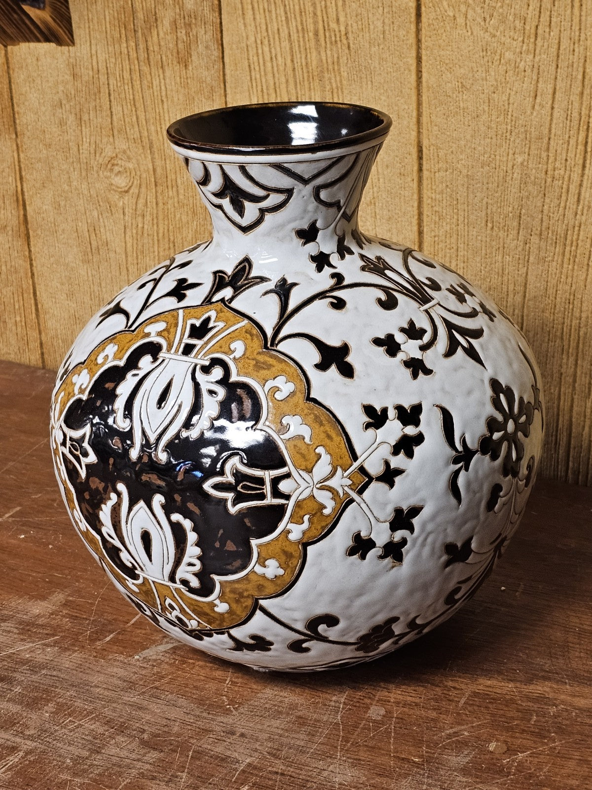 Maitland Smith Ceramic Porcelain Decorative Accent Vase 11.5 In T Brown & White