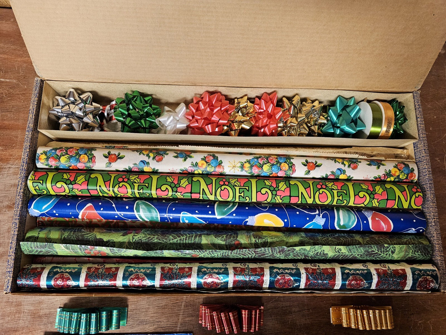 Vtg Christmas Wrapping Paper Rolls With Original Box & Gift Bows Novelty 