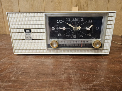 Vtg MCM Philco Clock Radio Model L799 In Working Order